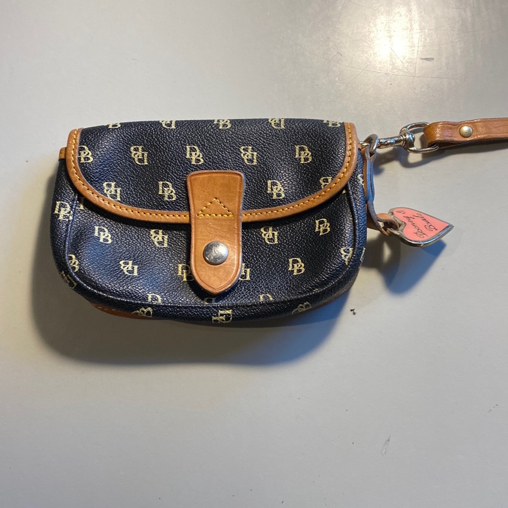 Cute leather Dooney and Bourke dark navy and tan clutch.